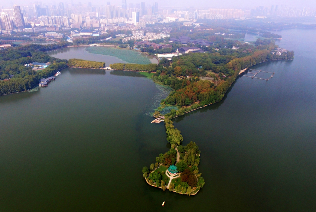 又到秋色斑斓时，东湖美景醉游人（组图）