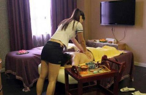 沐足女为什么喜欢买钟?足浴店买钟出去玩不给碰,性感女技师会不会跟客人出去喝酒唱歌打牌开房？足浴技师愿意买钟出去可以干嘛？(图1)
